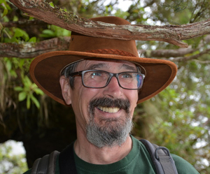 Portraitfoto von Rainer Sieling mit lächelndem Gesicht und Hut auf dem Kopf ©Rainer Sieling